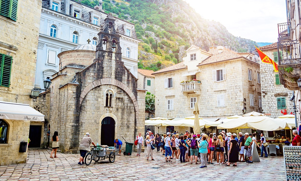Qeveria ne Mal te Zi paralajmeron nje sezon rekord turistik, rriten cmimet